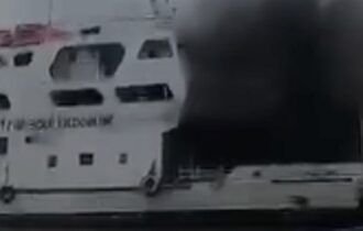 Embarcação pega fogo em porto de Manaus