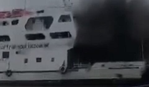 Embarcação pega fogo em porto de Manaus