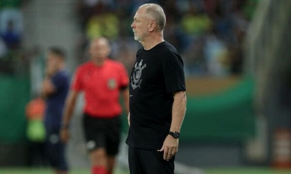 Mano Menezes defende 'time velho' do Corinthians e revela motivo da saída de Yuri Alberto