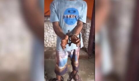 Médico que gravou funcionário negro acorrentado é condenado a pagar R$ 300 mil