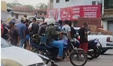 Motoqueiro bate em caçamba em Manaus