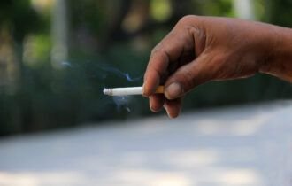 Pai é proibido de fumar durante visita ao filho