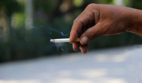 Pai é proibido de fumar durante visita ao filho