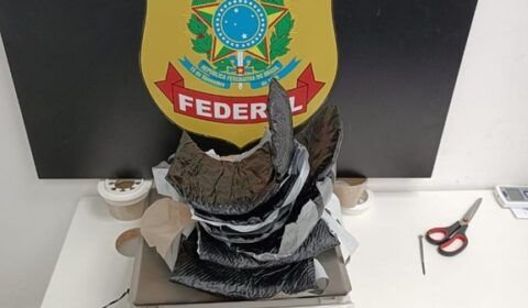 PF e Receita Federal prendem passageira por tráfico de drogas