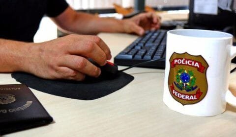 PF prende estrangeiro por uso de documento falso em processo de naturalização