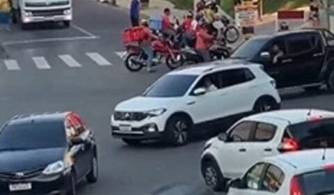 Veículo pega fogo no bairro Redenção