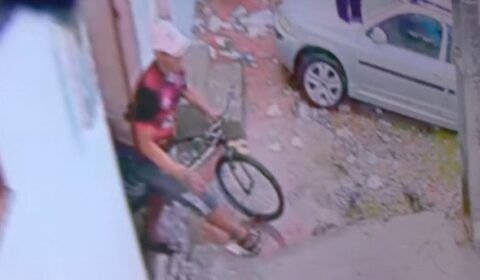 Câmera flagra roubo no bairro Compensa