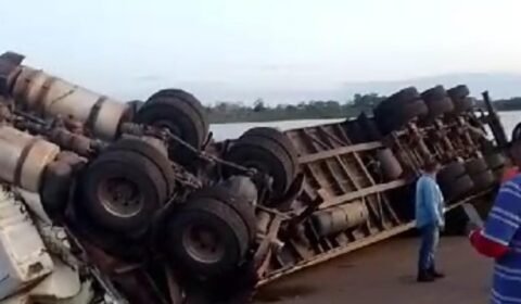 Motorista e passageiro ficaram feridos após carreta tombar no Distrito Industrial