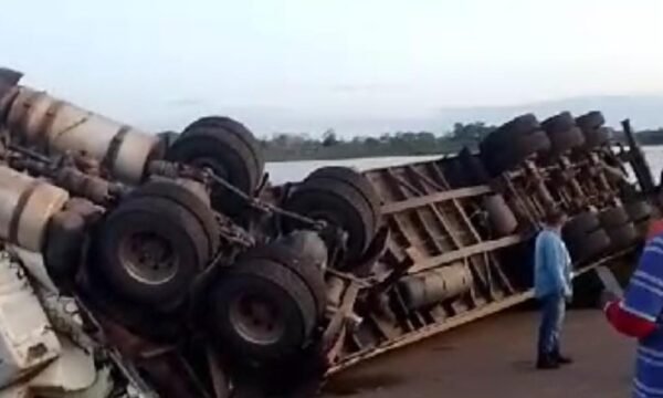 Carreta tomba em Porto do Careiro (veja o vídeo)