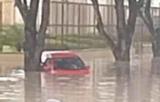 Carro afunda em rua alagada após forte chuva em Manaus