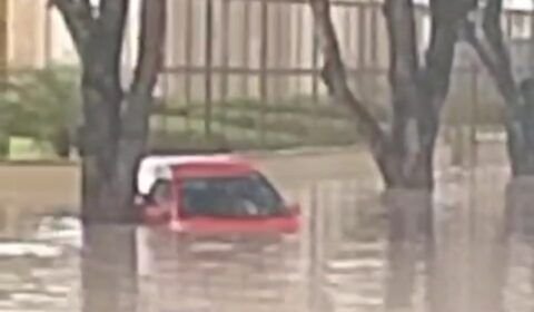 Carro afunda em rua alagada após forte chuva em Manaus