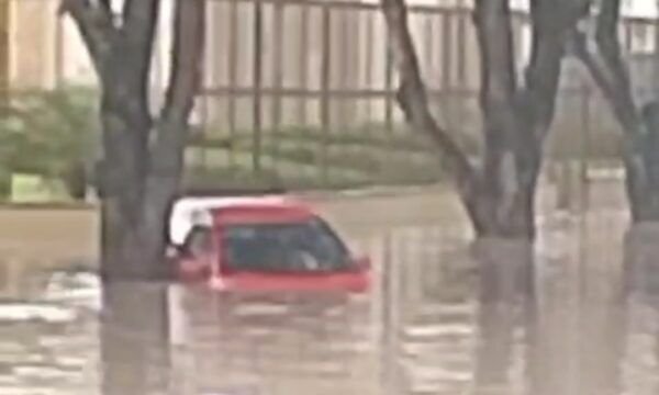 Carro afunda em rua alagada após forte chuva em Manaus