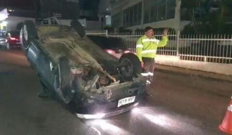Carro capota no Parque 10