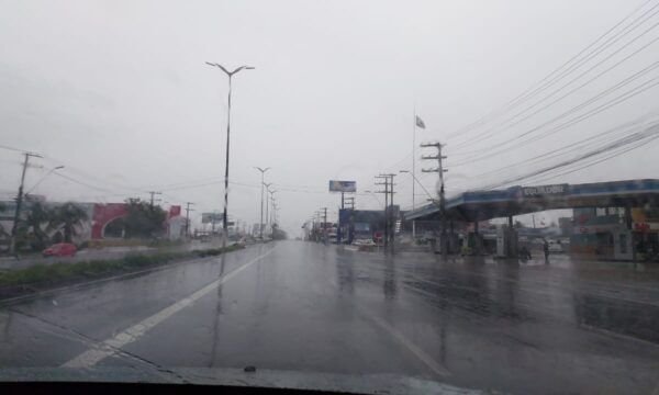 Em Manaus, Natal é marcado por chuva intensa