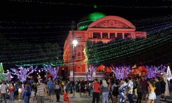  Governo do Amazonas inicia programação do Mundo Encantado do Natal com festa no Largo do São Sebastião