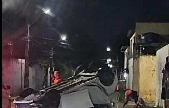 Homem com sinal de embriaguez capota carro em Manaus