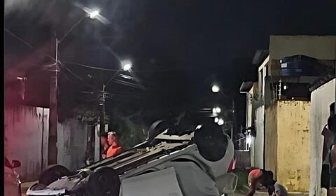 Homem com sinal de embriaguez capota carro em Manaus