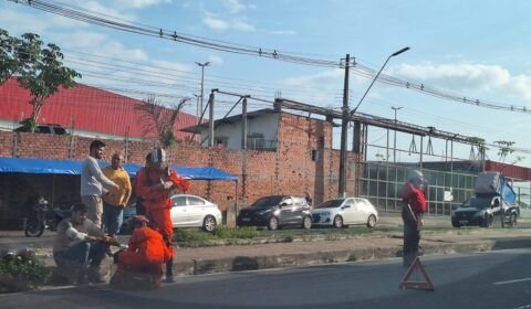 Motoqueiro bate em ônibus e fica lesionado na avenida Margarita