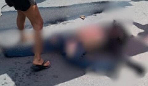 Motoqueiro fica jogado no chão após grave acidente