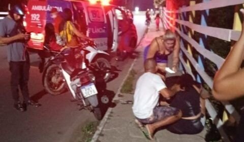 Mulher fica jogada no chão em grave acidente em Parintins
