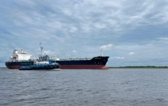 Navio Minerva Rita volta a Manaus após 23 dias fundeado no leito do rio Amazonas