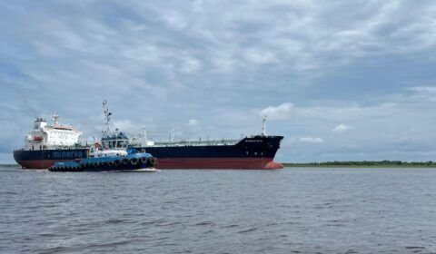 Navio Minerva Rita volta a Manaus após 23 dias fundeado no leito do rio Amazonas