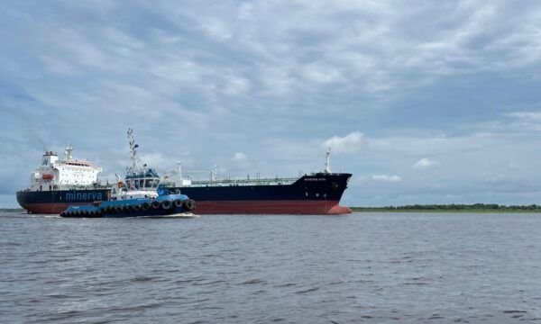 Navio Minerva Rita volta a Manaus após 23 dias fundeado no leito do rio Amazonas