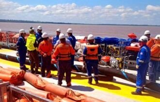 Navio com casco danificando tem 8,4 mil m³ de gasolina e pode causar dano ambiental no Amazonas