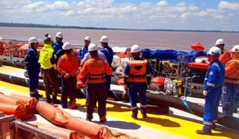 Navio com casco danificando tem 8,4 mil m³ de gasolina e pode causar dano ambiental no Amazonas