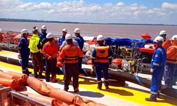 Navio com casco danificando tem 8,4 mil m³ de gasolina e pode causar dano ambiental no Amazonas