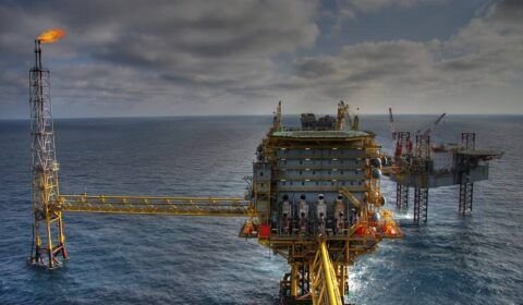 Petróleo sobe mais de 2%, com impulso de tensão no Oriente Médio, e Brent fica acima de US$ 80