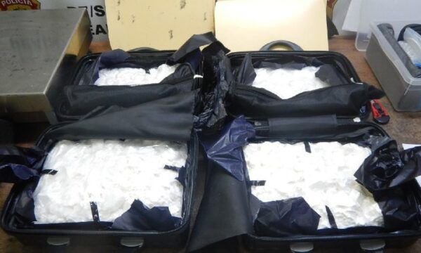 PF prende duas pessoas e apreende quase 16 kg de cocaína