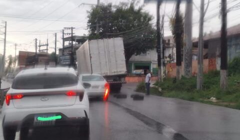 Torquato Tapajos fica parada após caminhão quebrar na na entrada do Santa Etelvina