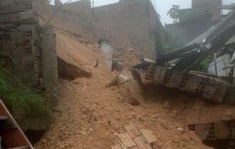 Urgente: duas casas ficam soterradas após deslizamento de barranco em Manaus