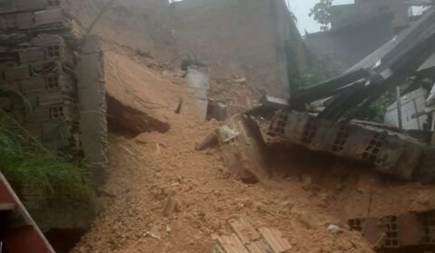 Urgente: duas casas ficam soterradas após deslizamento de barranco em Manaus