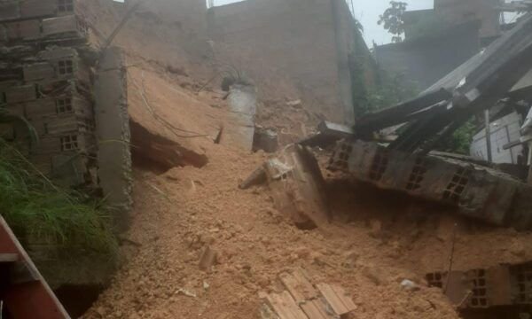Urgente: duas casas ficam soterradas após deslizamento de barranco em Manaus