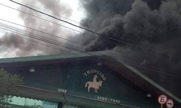 Urgente: incêndio de grande proporção atinge churrascaria Tropeiro