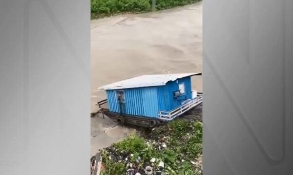 Vídeo: casa é arrastada pela chuva em Manaus