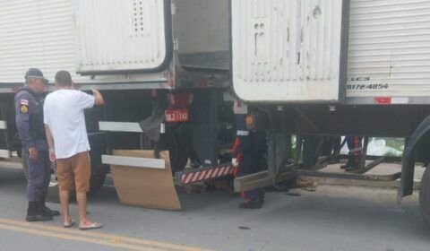 Homem é esmagado por duas carretas em Manaus