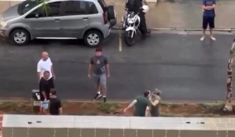 Motoboy “vinga” mulher após cuspida no rosto em discussão de trânsito