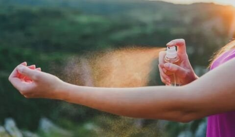 mulher-aplica-repelente-em-spray-no-braco-1675176078413_v2_900x506