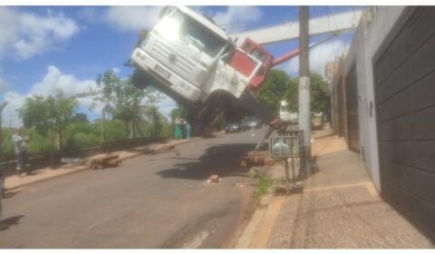 o-guindaste-caiu-sobre-tres-casas-e-deixou-algumas-pessoas-feridas-1705085428849_v2_750x421