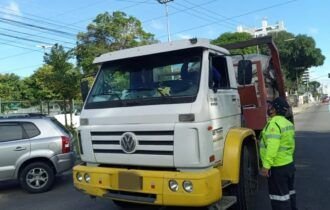 Oito caminhões são flagrados trafegando em locais proibidos em Manaus