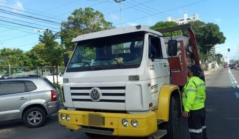 Oito caminhões são flagrados trafegando em locais proibidos em Manaus