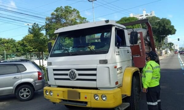 Oito caminhões são flagrados trafegando em locais proibidos em Manaus