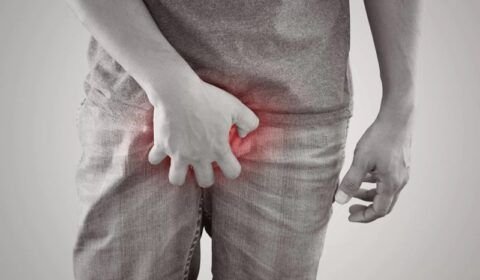 homem-segurando-penis