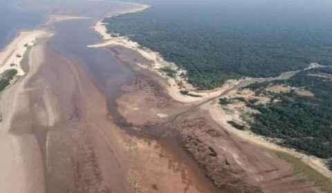 vista-aerea-mostra-o-rio-negro-afetado-pela-seca-em-frente-a-comunidade-de-santa-helena-do-ingles-em-iranduba-amazonas-7-de-outubro-de-2023-1697730695711_v2_900x506