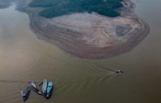 104431141-topshot-view-of-the-low-level-of-the-rio-negro-due-to-the-drought-in-iranduba-amazon