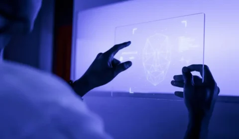 designer-usando-uma-tecnologia-futurista-de-tela-de-tablet-digital-transparente