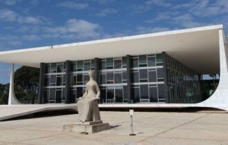 palacio-do-supremo-tribunal-federal-na-praca-dos-tres-poderes-em-brasilia
